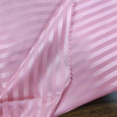 100%のポリエステルによって染められたサテンは厚くしまのある生地95Gを染めた